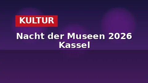 Beleuchtete Museumsfassade bei Nacht mit Besucherandrang.