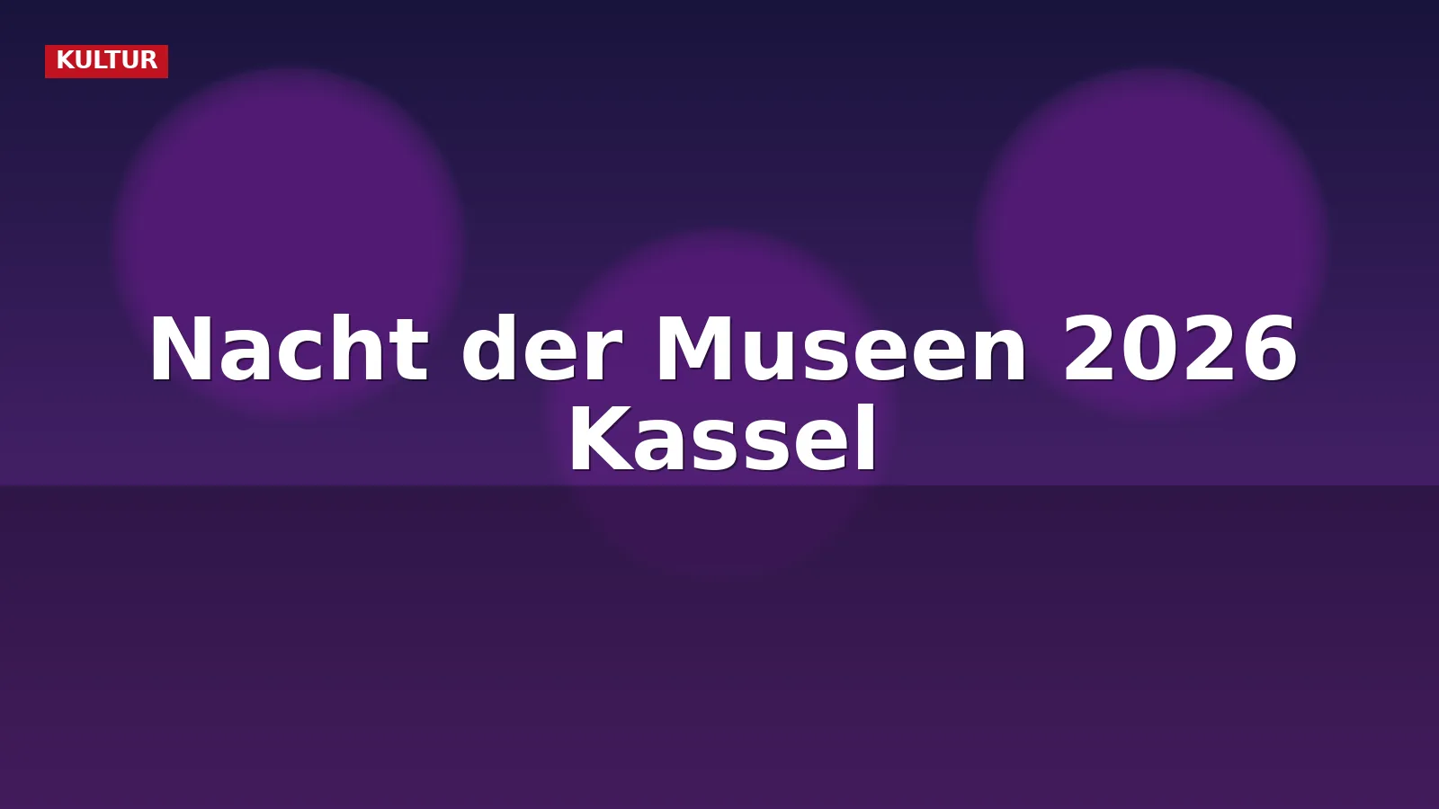Beleuchtete Museumsfassade bei Nacht mit Besucherandrang.